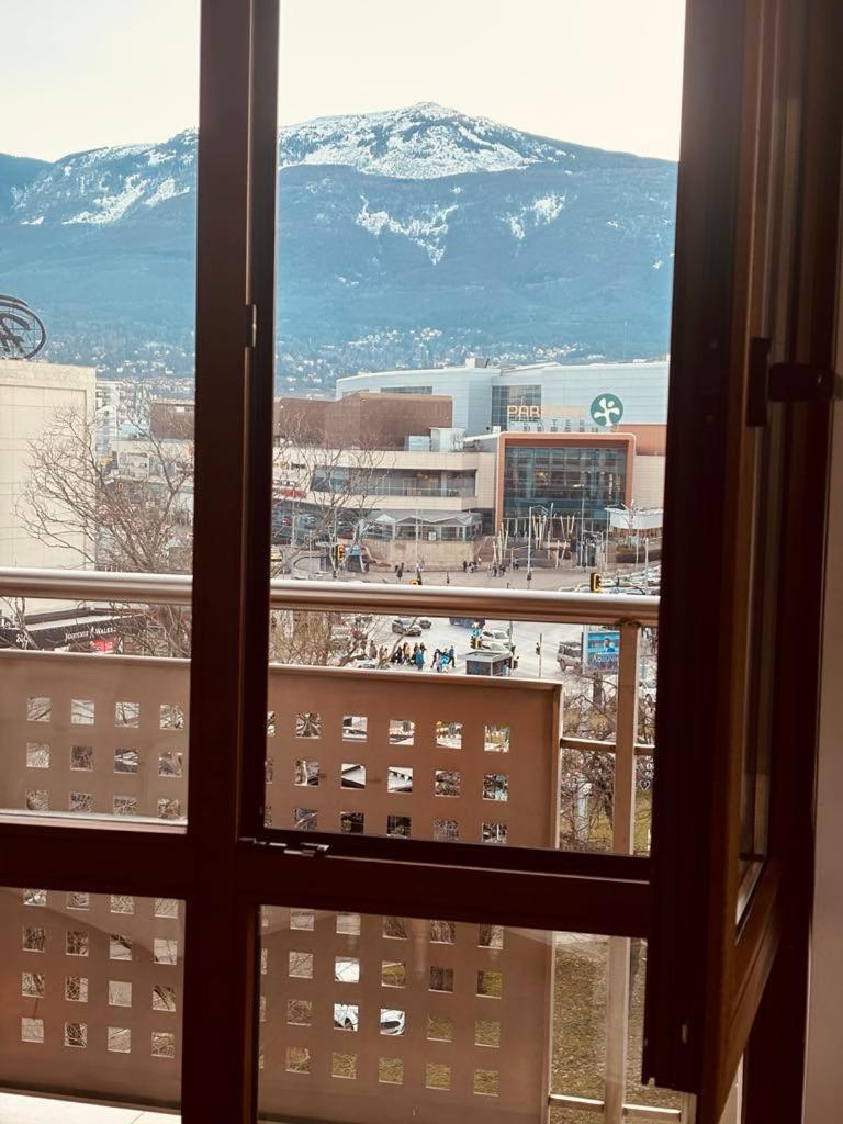 Spacious With A Mountain View, Big Balcony And Parking Apartemen Sofia